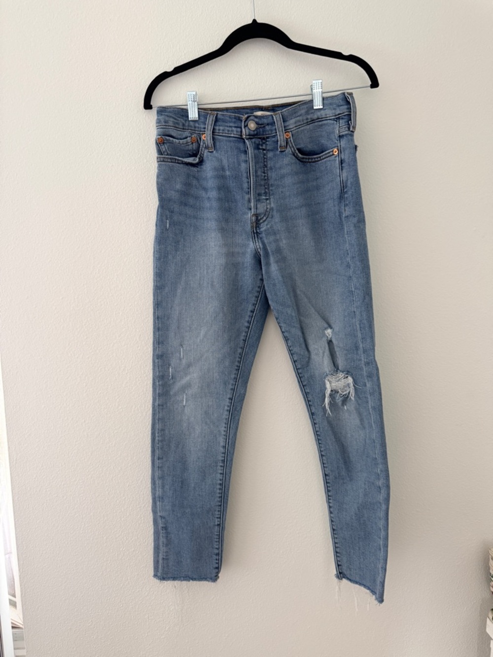 Levi's Light Blue Women's Wedgie Skinny Jeans with Knee Distress Size 29